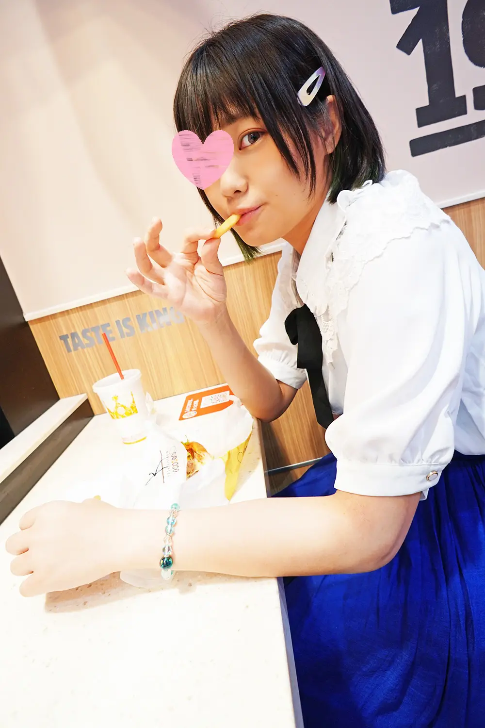 FC2 PPV 3067368 A student part-time job at a popular Western restaurant is crying for the first time Love juice overflowing from a naive dick with little experience of sex